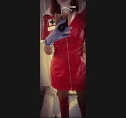 viola 25 settembre 2019 con la mia sexy divisa rossa da sexy infermiera padrona e miei stivaloni rossi lucidi