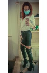 VIOLA CON STIVALONI DI PELLE E MASCHERINA