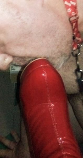 IO CHE MANGIO IL KINDER BUENO SCHIACCIATO SOTTO I MIEI STIVALONI AI PIEDI E GAMBE DI VIOLA