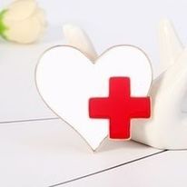 spilletta cuore bianco e croce rossa 2